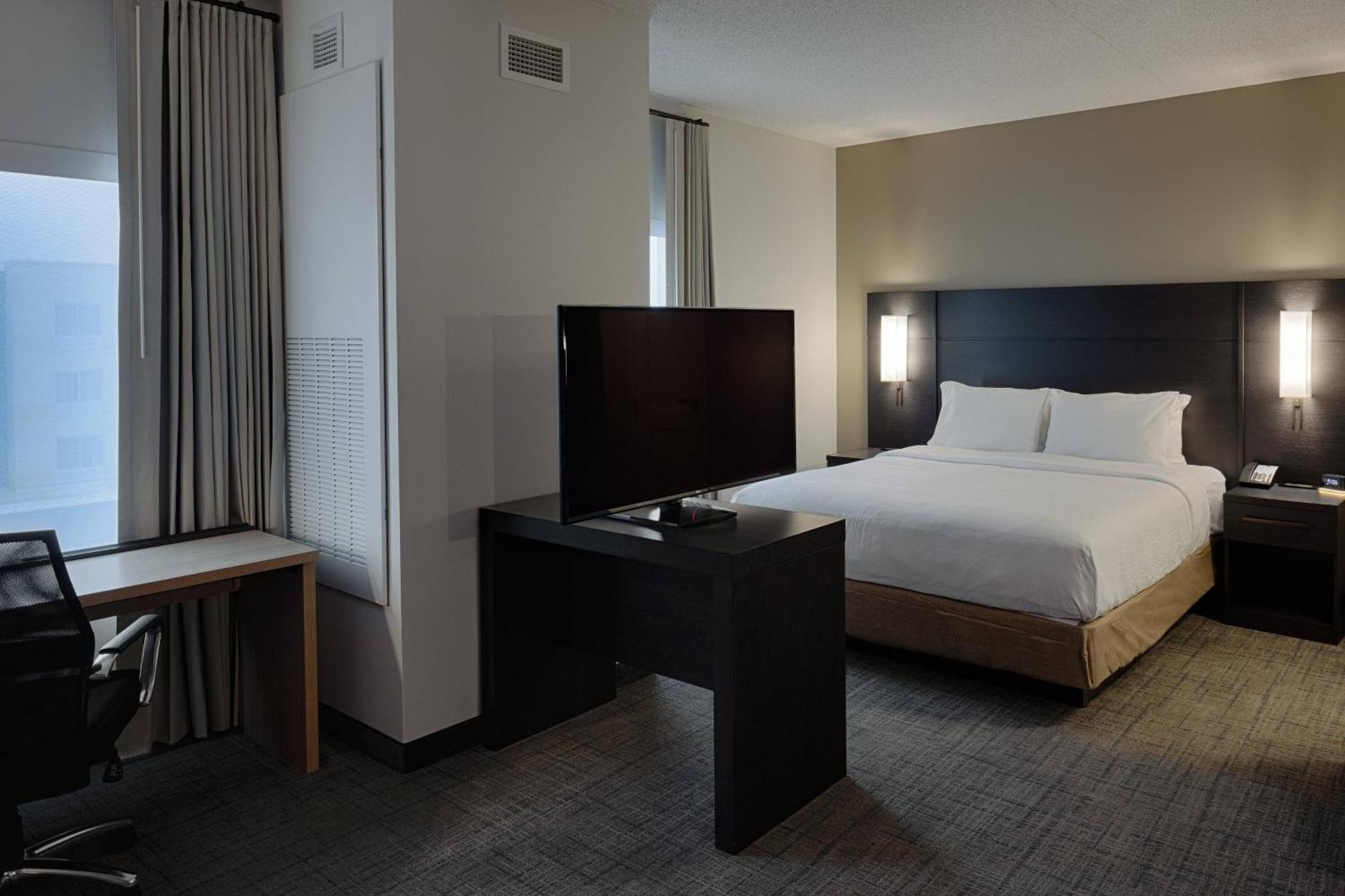 Hotel By Marriott Airport 3*