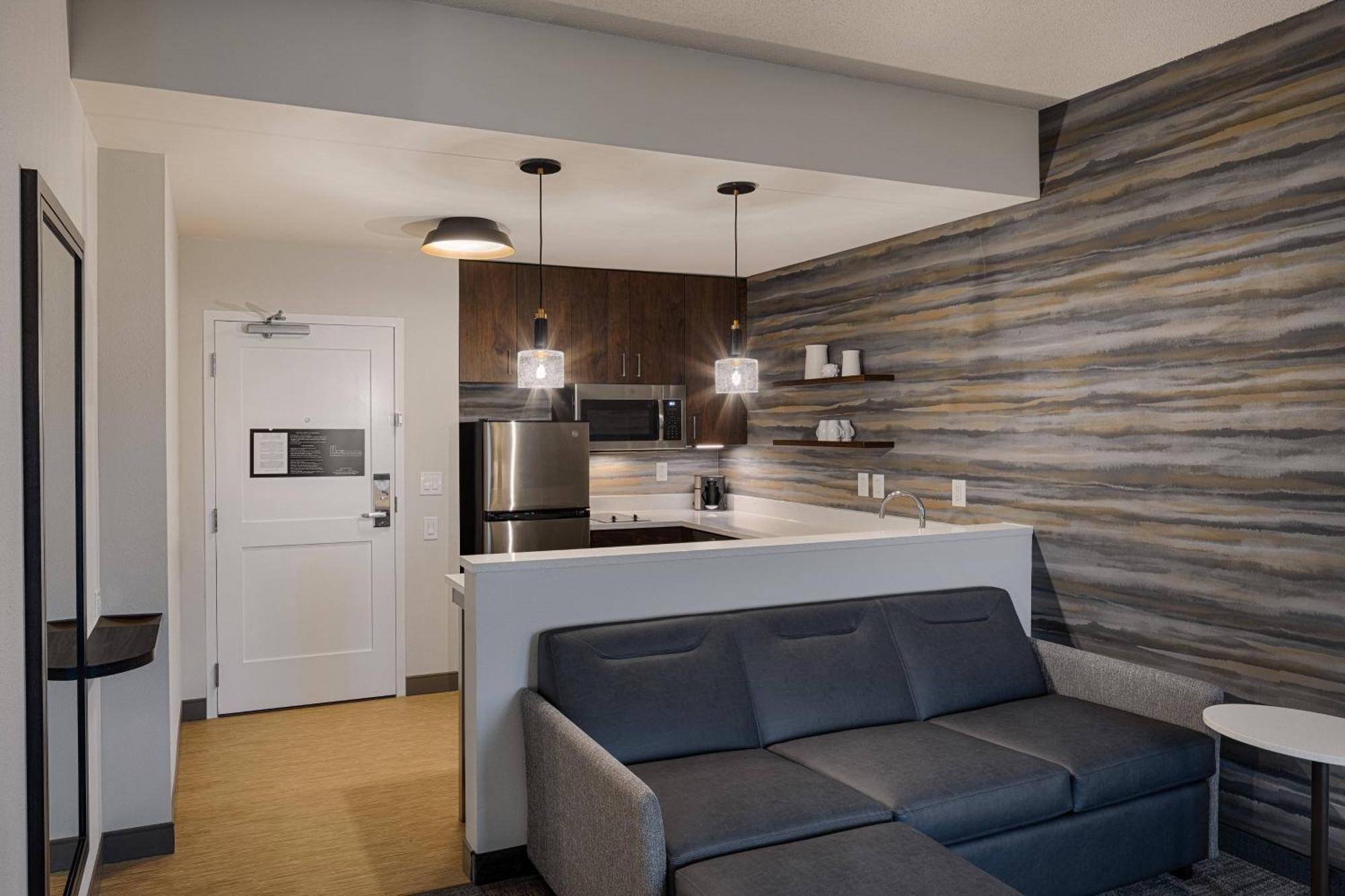 Hotel By Marriott Airport 3*