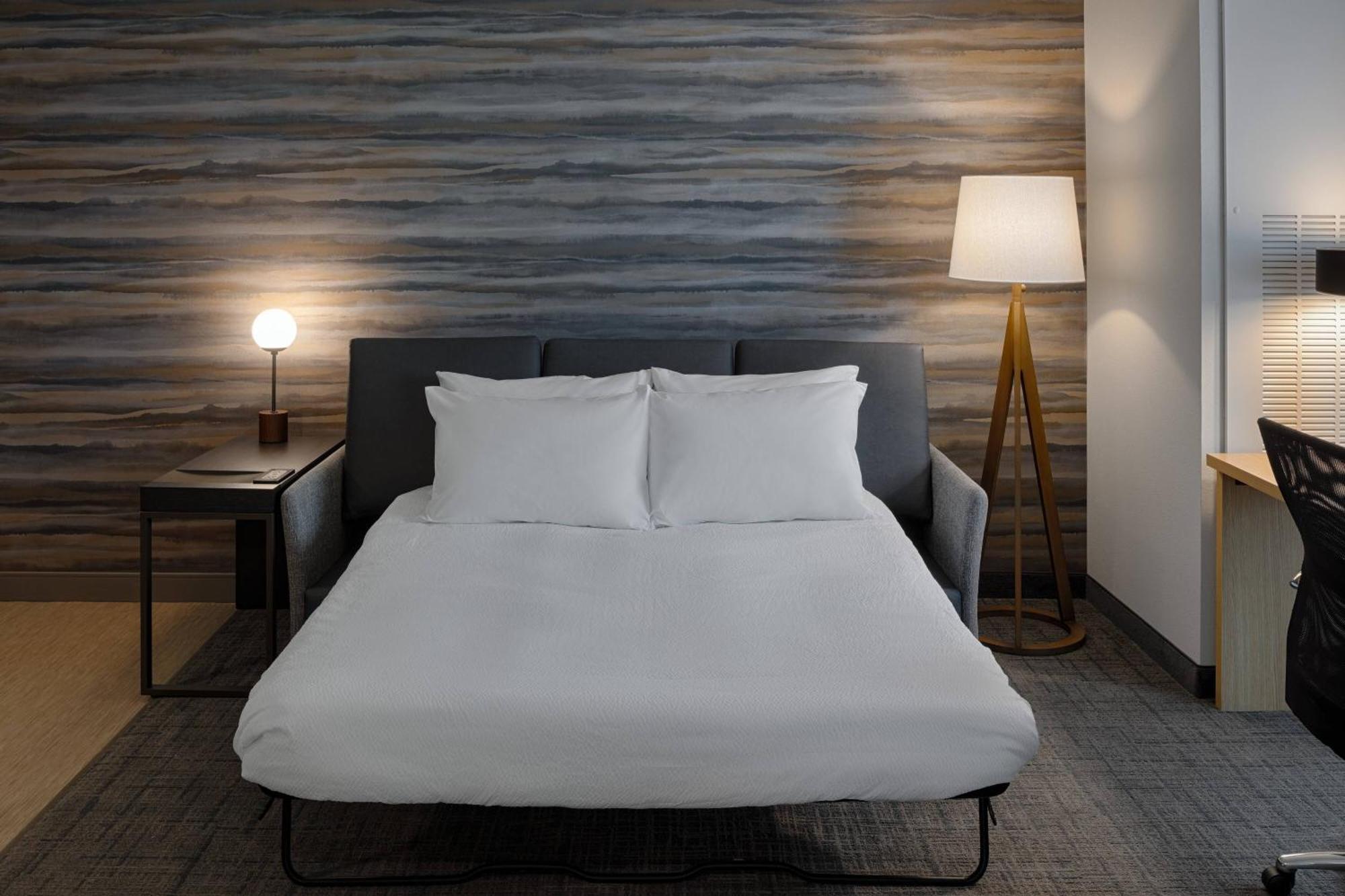 Hotel By Marriott Airport