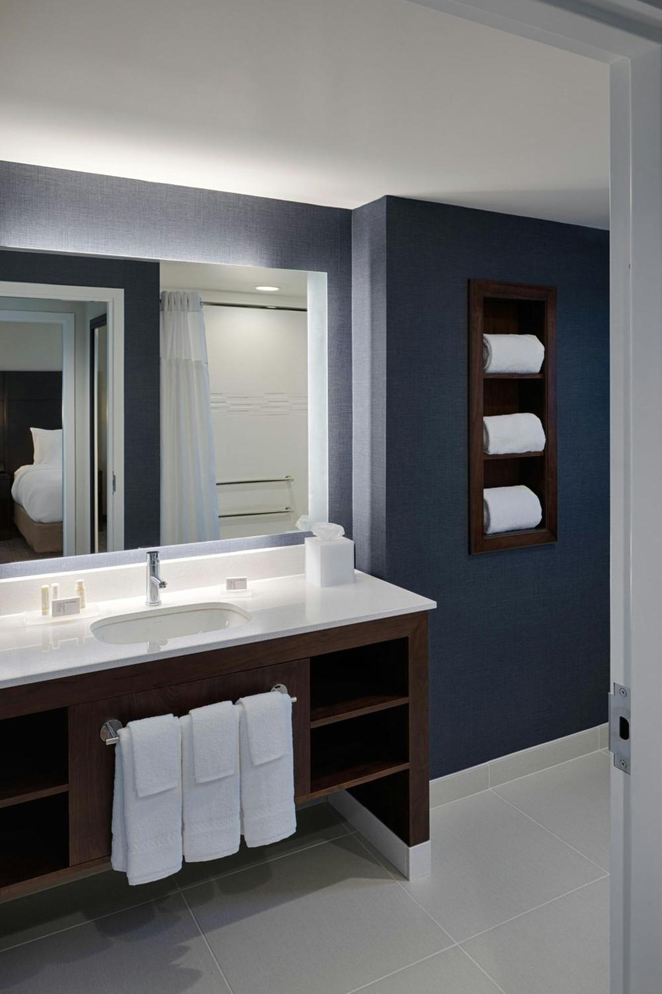 Hotel By Marriott Airport 3*